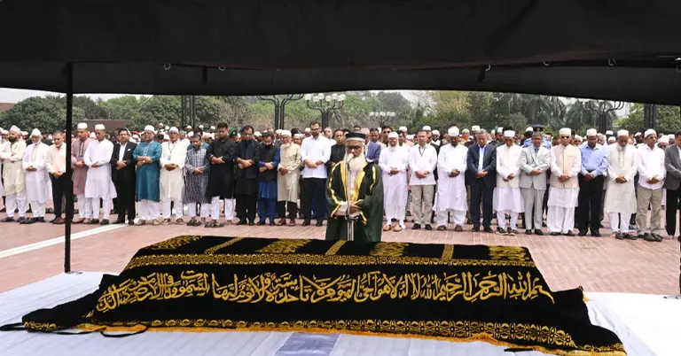 জানাজা অনুষ্ঠিত হচ্ছে